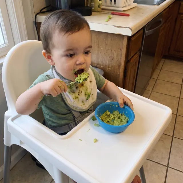 Bebé comiendo aguacate con cuchara